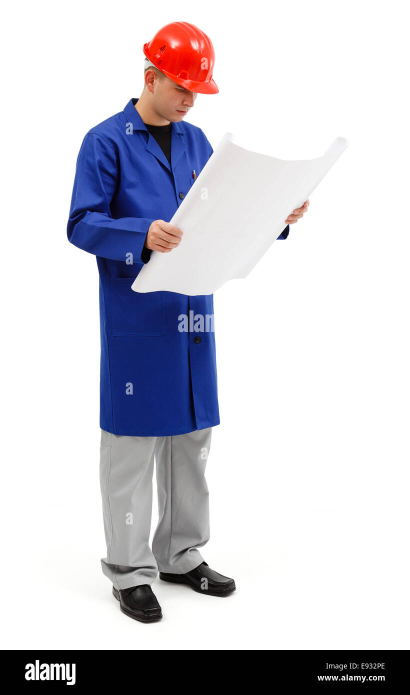 In piedi giovane ingegnere azienda e cercando seriamente a piani di progetto Foto Stock