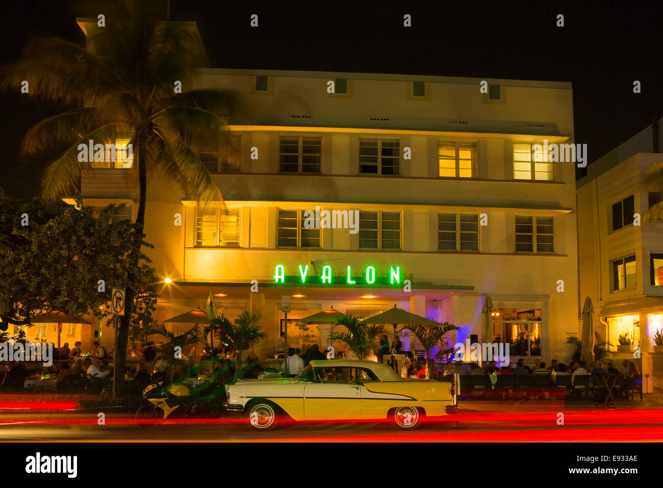 VINTAGE OLDSMOBILE SUPER 88 CONVERTIBILE (©GENERAL MOTORS CORP 1957) AVALON HOTEL (©ALBERT ANIS 1941) OCEAN DRIVE SOUTH BEACH MIAMI BEACH FLORIDA USA Foto Stock