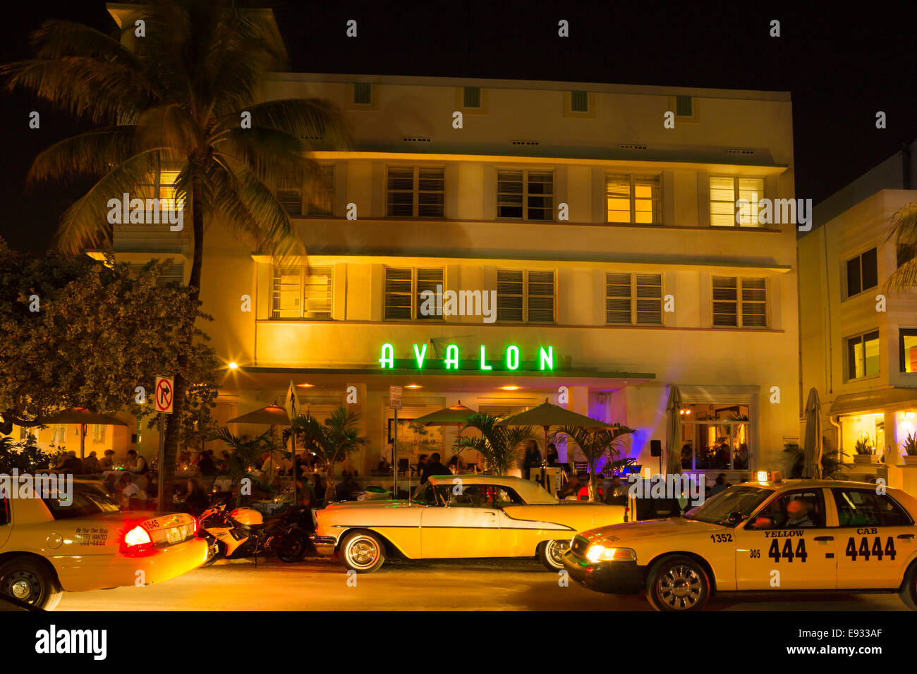 VINTAGE OLDSMOBILE SUPER 88 CONVERTIBILE (©GENERAL MOTORS CORP 1957) AVALON HOTEL (©ALBERT ANIS 1941) OCEAN DRIVE SOUTH BEACH MIAMI BEACH FLORIDA USA Foto Stock