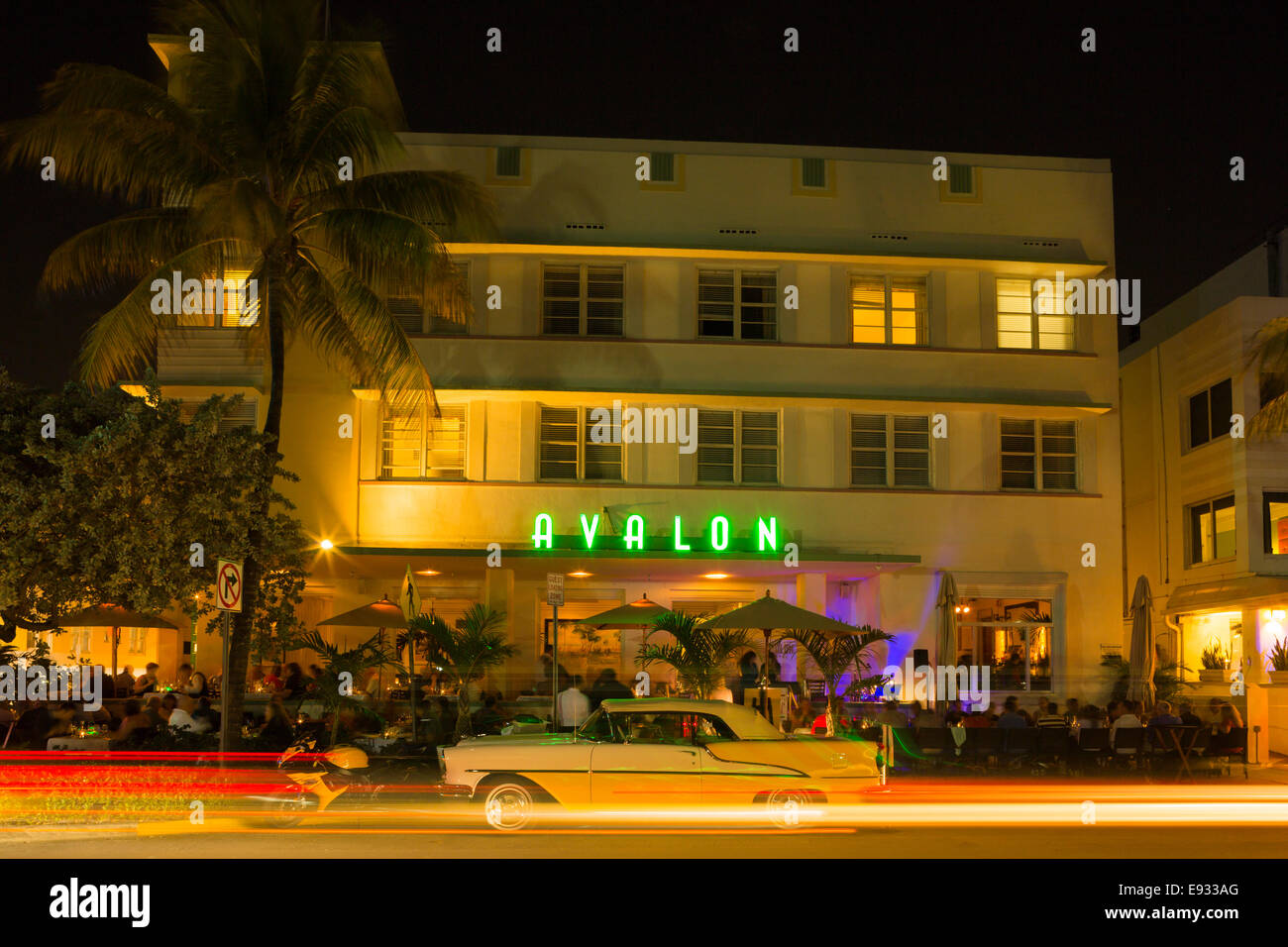 VINTAGE OLDSMOBILE SUPER 88 CONVERTIBILE (©GENERAL MOTORS CORP 1957) AVALON HOTEL (©ALBERT ANIS 1941) OCEAN DRIVE SOUTH BEACH MIAMI BEACH FLORIDA USA Foto Stock