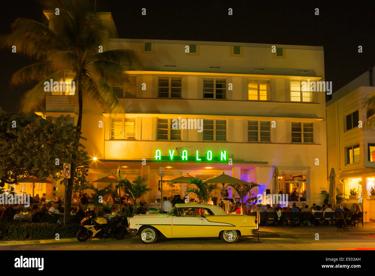 VINTAGE OLDSMOBILE SUPER 88 CONVERTIBILE (©GENERAL MOTORS CORP 1957) AVALON HOTEL (©ALBERT ANIS 1941) OCEAN DRIVE SOUTH BEACH MIAMI BEACH FLORIDA USA Foto Stock