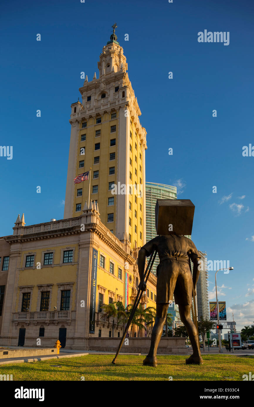 Torre di neve scultura in bronzo (©ENRIQUE MARTINEZ CELAYA 2012) FREEDOM  TOWER MUSEO DI ARTE CONTEMPORANEA (©SCHULTZE & WEAVER 1925) Miami Florida  USA Foto stock - Alamy