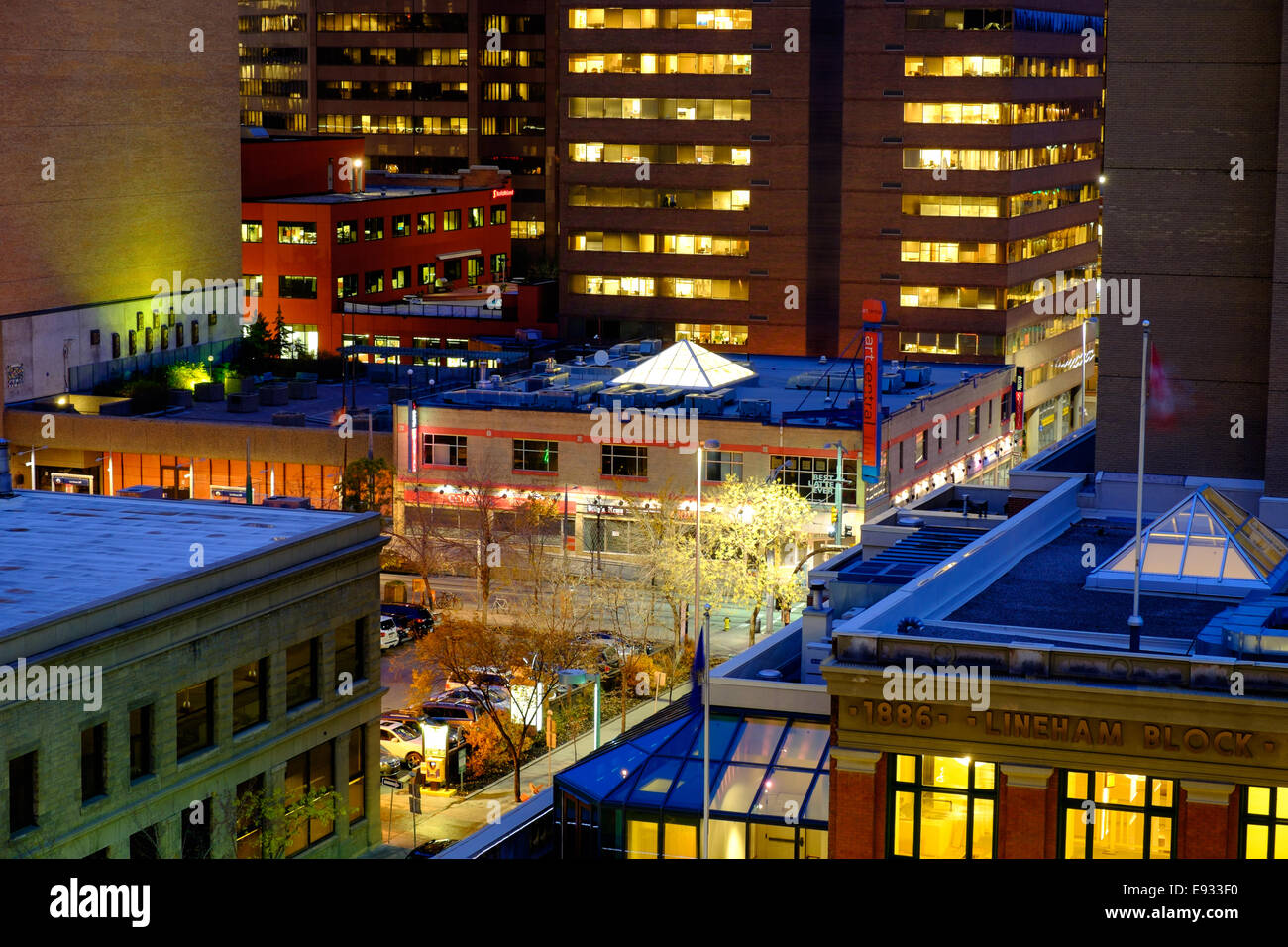 Centro di Calgary, Alberta Canada di notte cercando rivolte a Nord Centro Sud-ovest di strada in corrispondenza dell'intersezione di Ottava Avenue Southwe Foto Stock