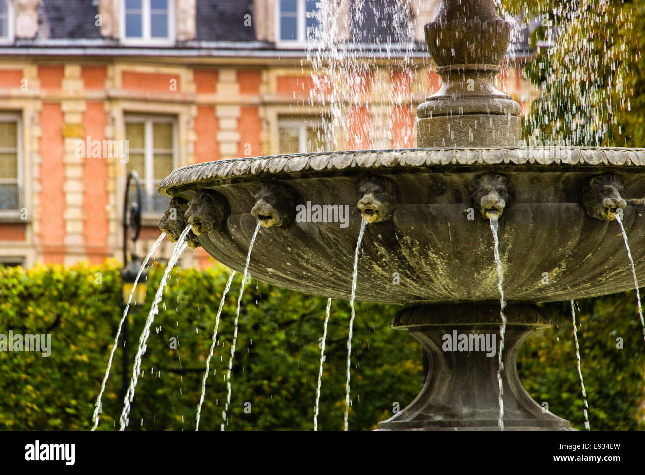 Fontana in Place des Vosges, Parigi, Francia Foto Stock