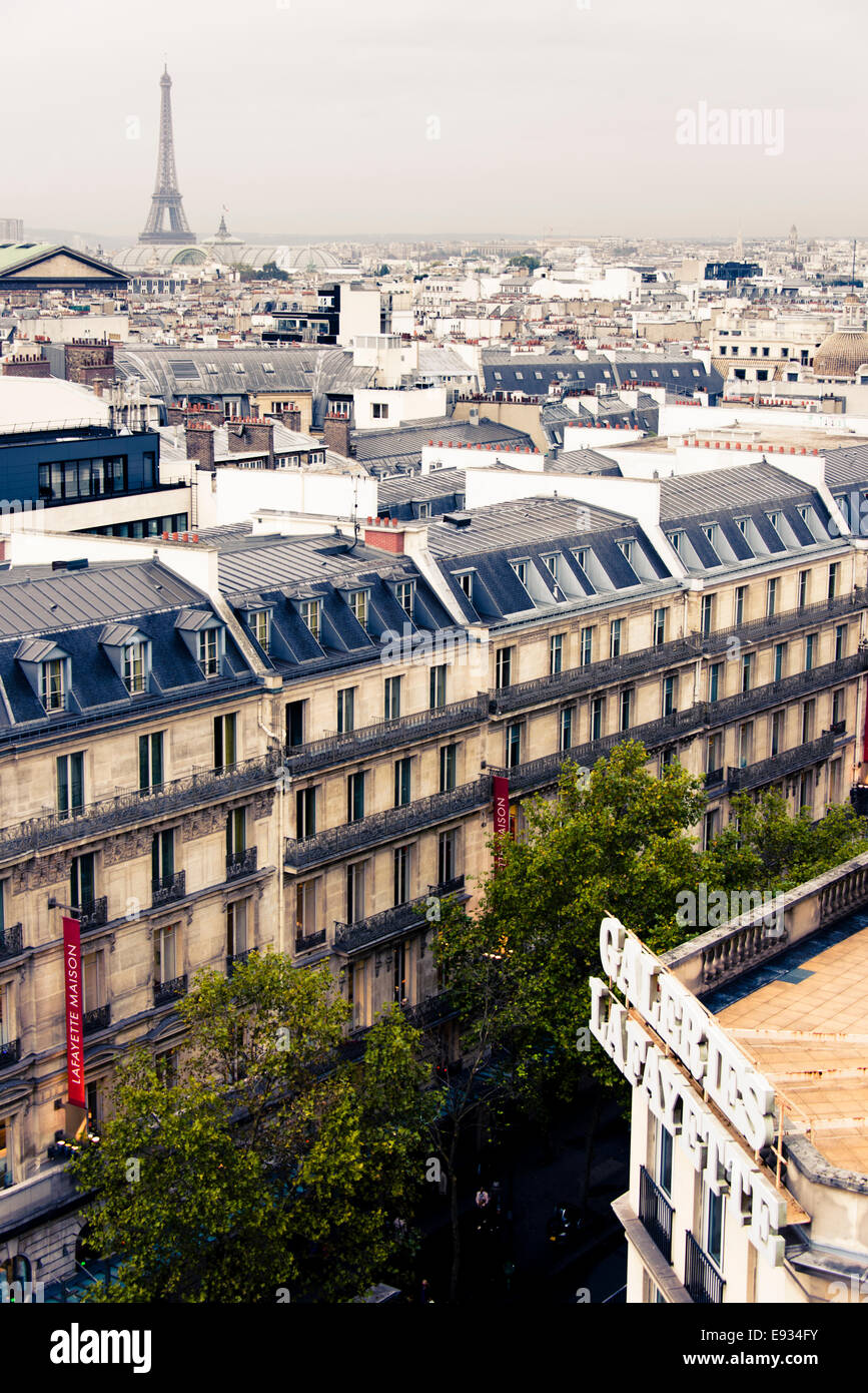 Vista sui tetti di Parigi dalle Galeries Lafayette terrazza sul tetto. Parigi, Francia. Foto Stock