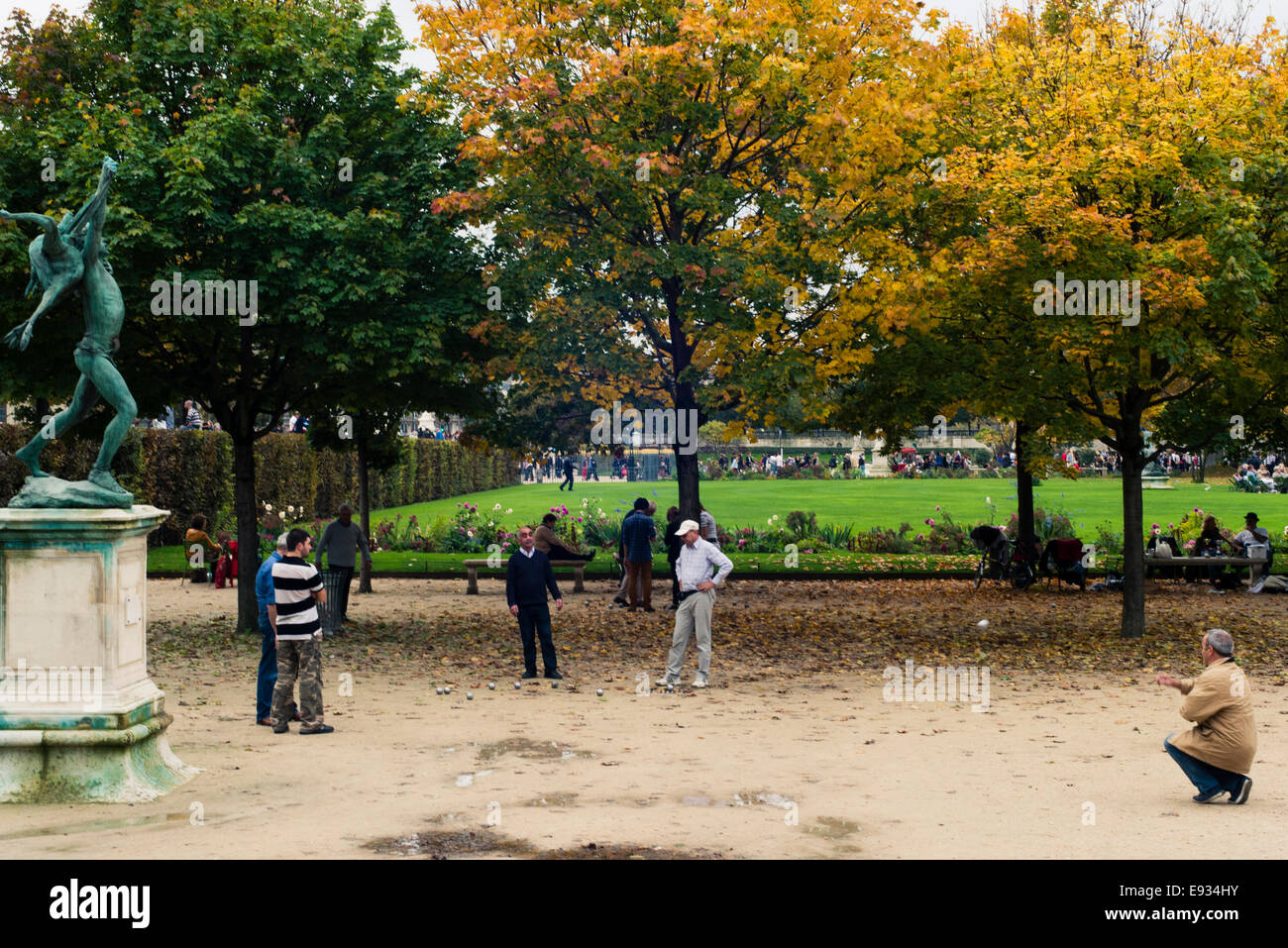 Boule di gioco nel Jardin de Tuileries e il Louvre, Parigi, Francia Foto Stock