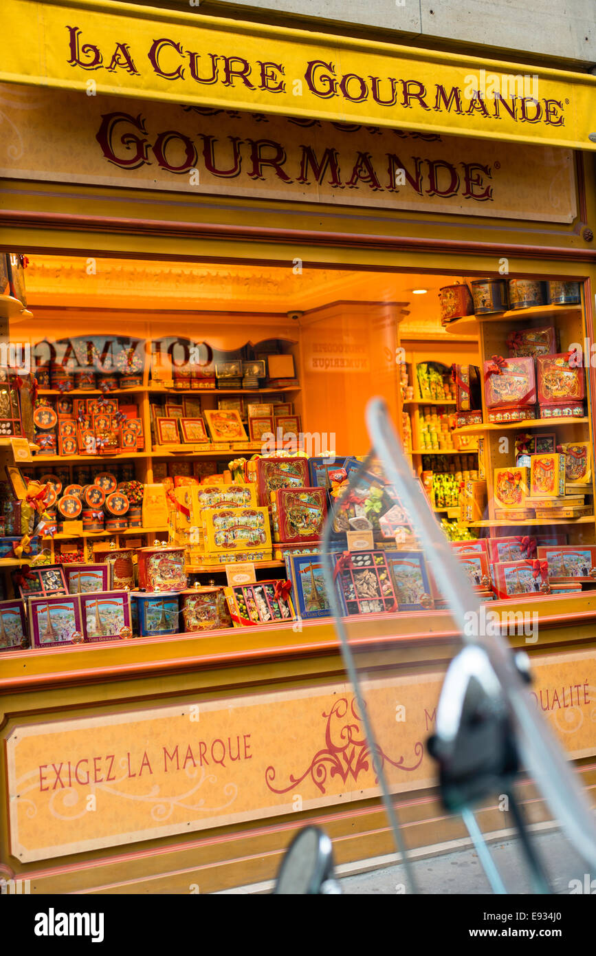 La vetrina di La Cure Gourmande pasticcerie shop su Rue de Rivoli, Paris, Francia Foto Stock