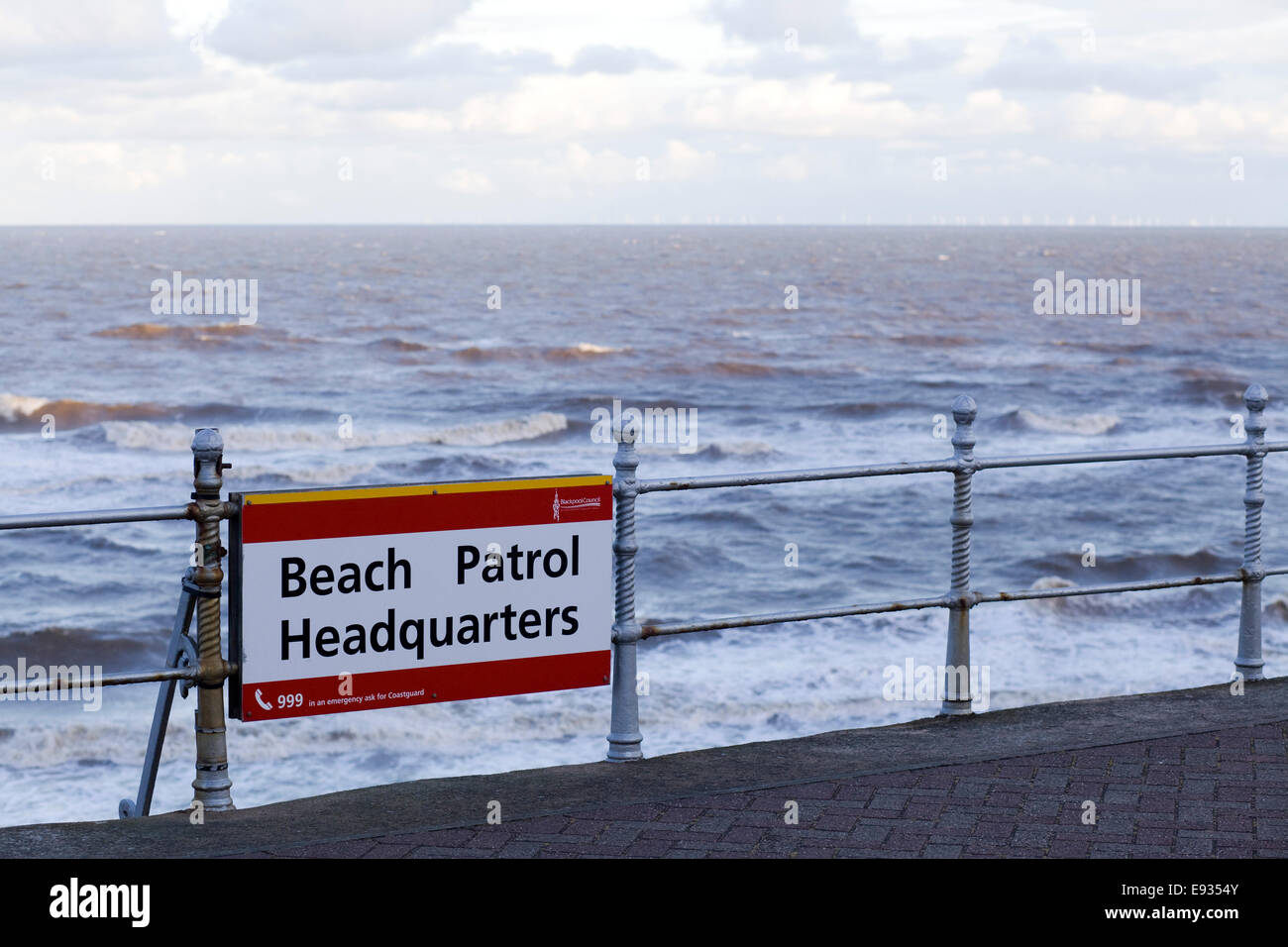 Segno per la spiaggia sede di pattuglia sulla Promenade di Blackpool Foto Stock