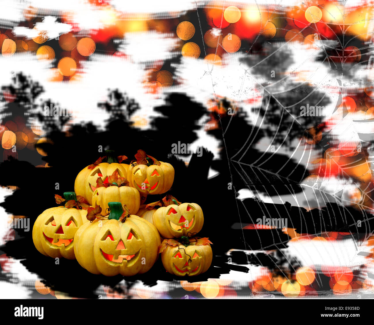 La zucca ghost maschera per la Festa di halloween.Sfondo è spider web e luce spot. Foto Stock