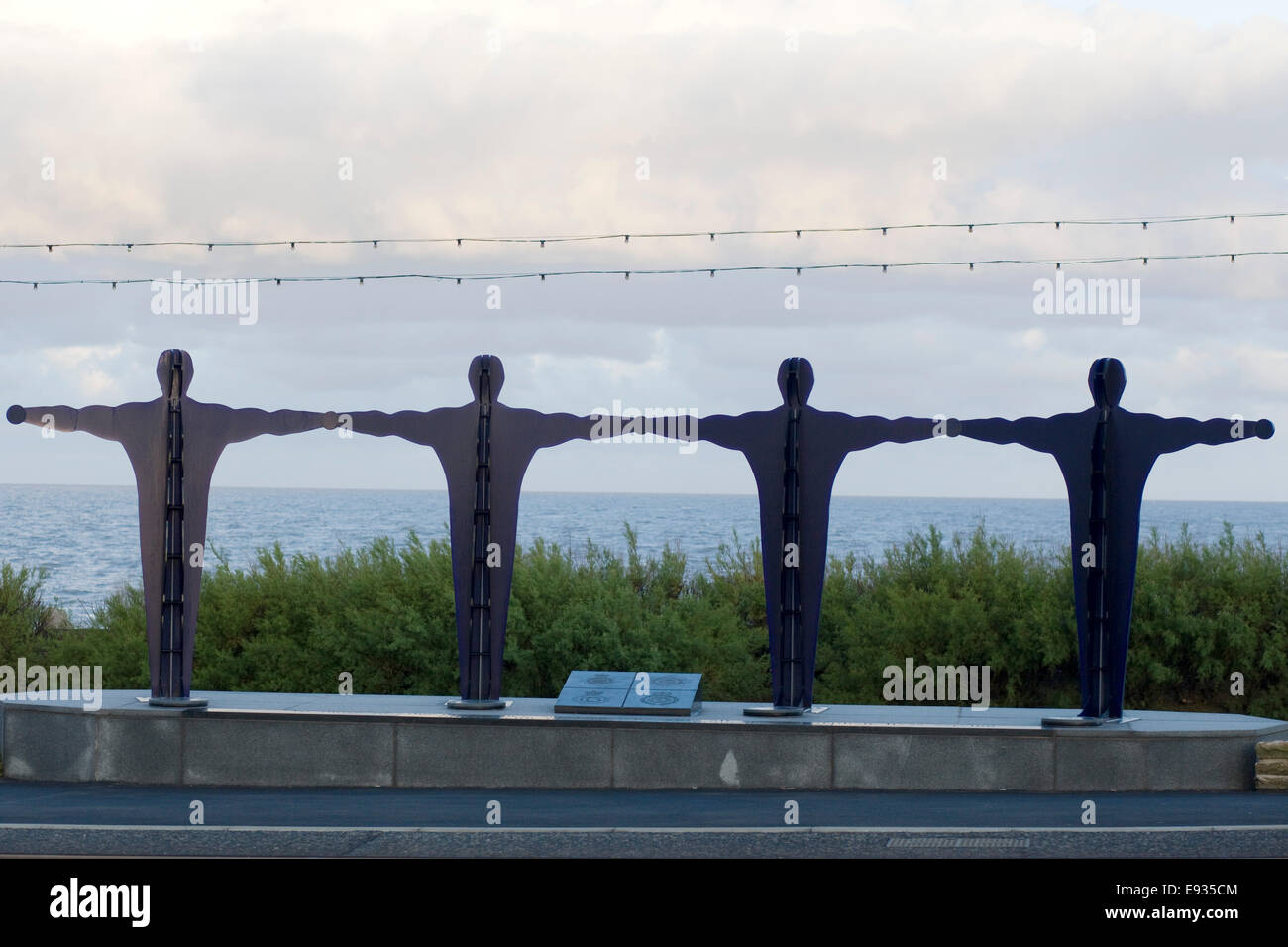 Una statua in onore di Blackpool, i servizi di emergenza, quattro uomini di colore blu, 999 statua Foto Stock