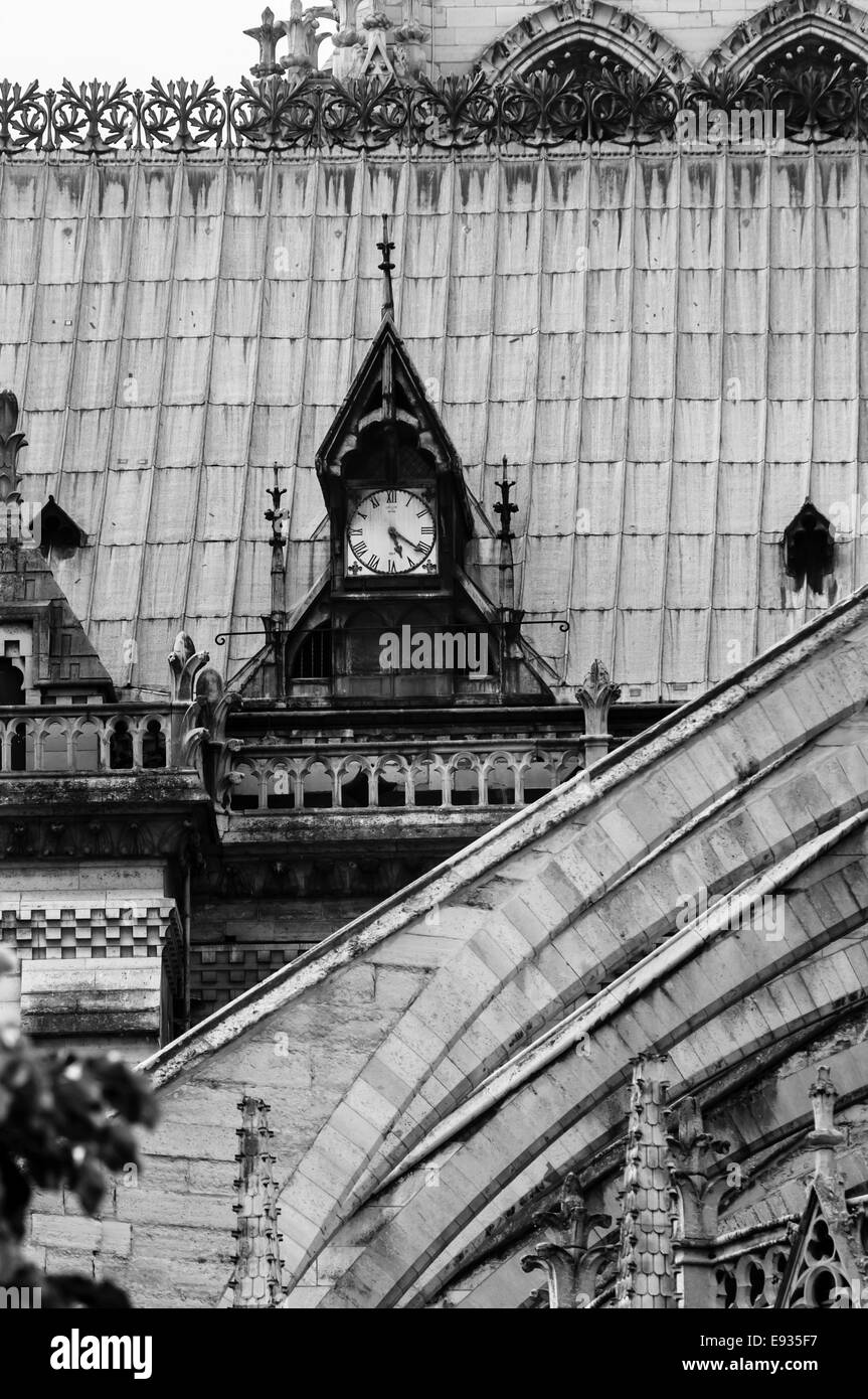 Orologio sul retro della cattedrale di Notre Dame, Paris, Francia Foto Stock