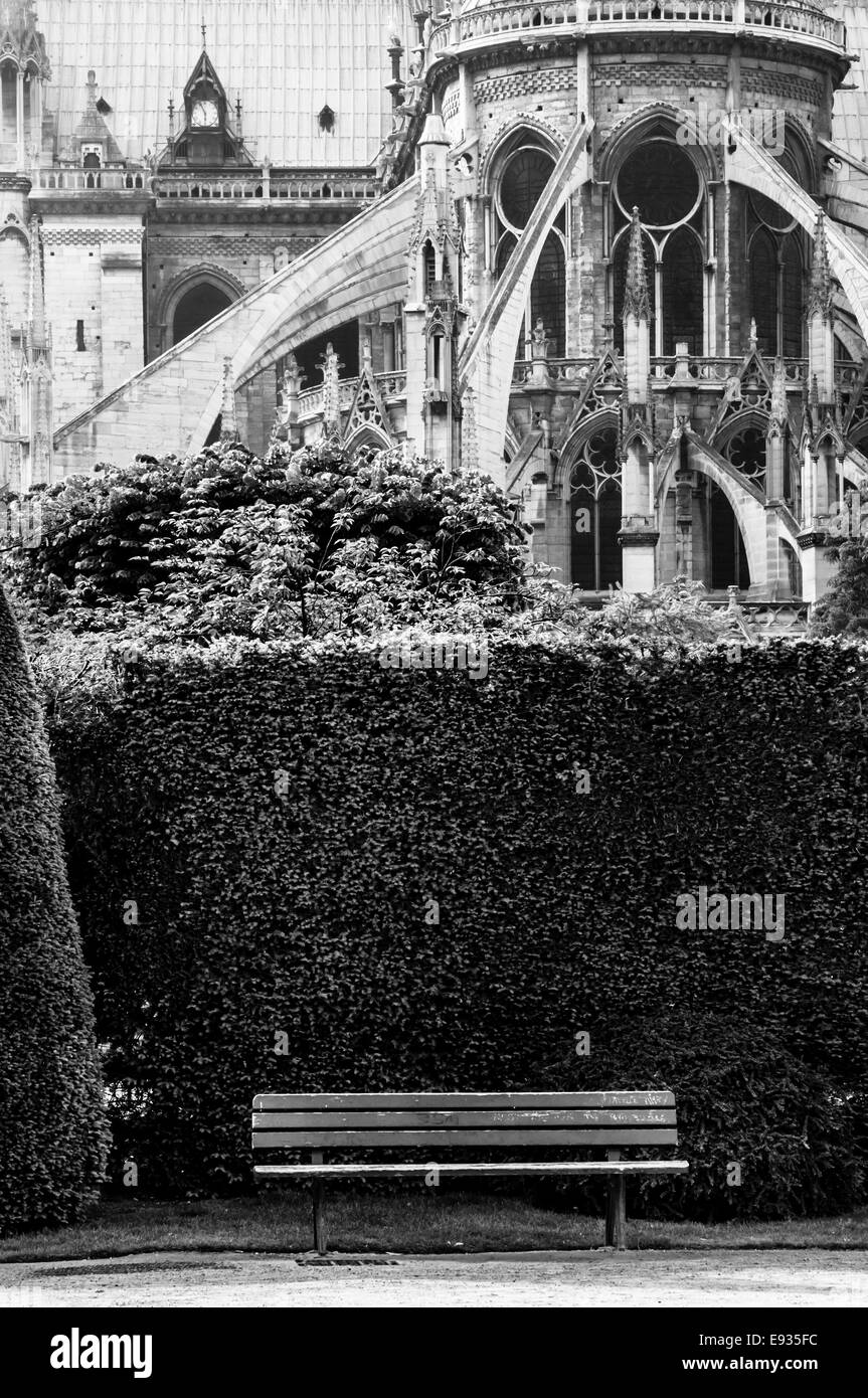 Una panchina nel parco dietro la cattedrale di Notre Dame, Paris, Francia Foto Stock