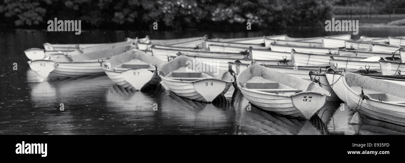 Panoramica di imbarcazioni a remi su un lago del parco di Bois de Boulogne, Parigi, Francia Foto Stock