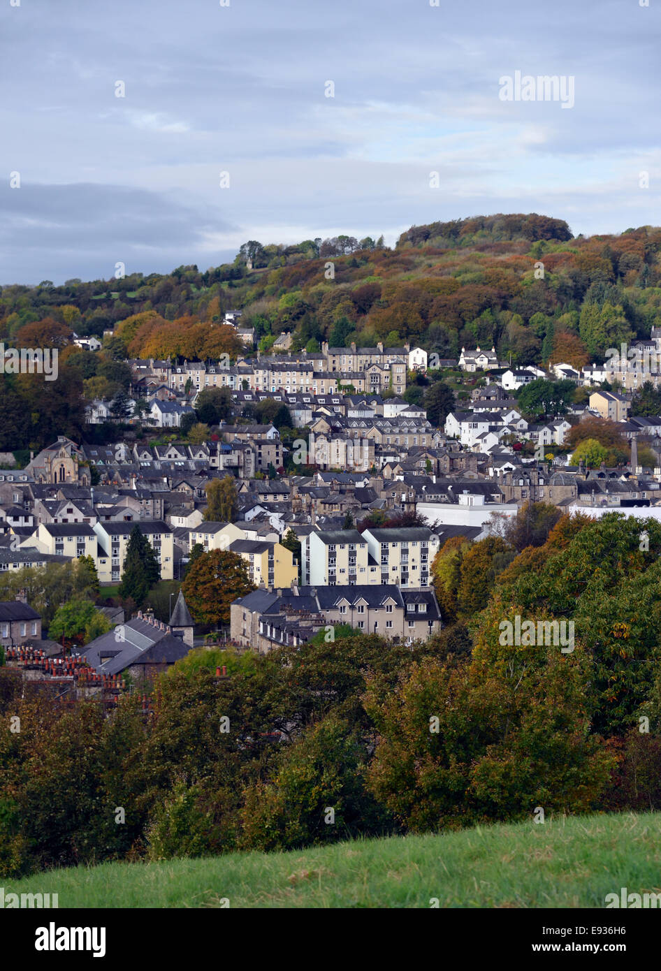 Kendal town e Fellside in autunno. Kendal, Cumbria, England, Regno Unito, Europa. Foto Stock