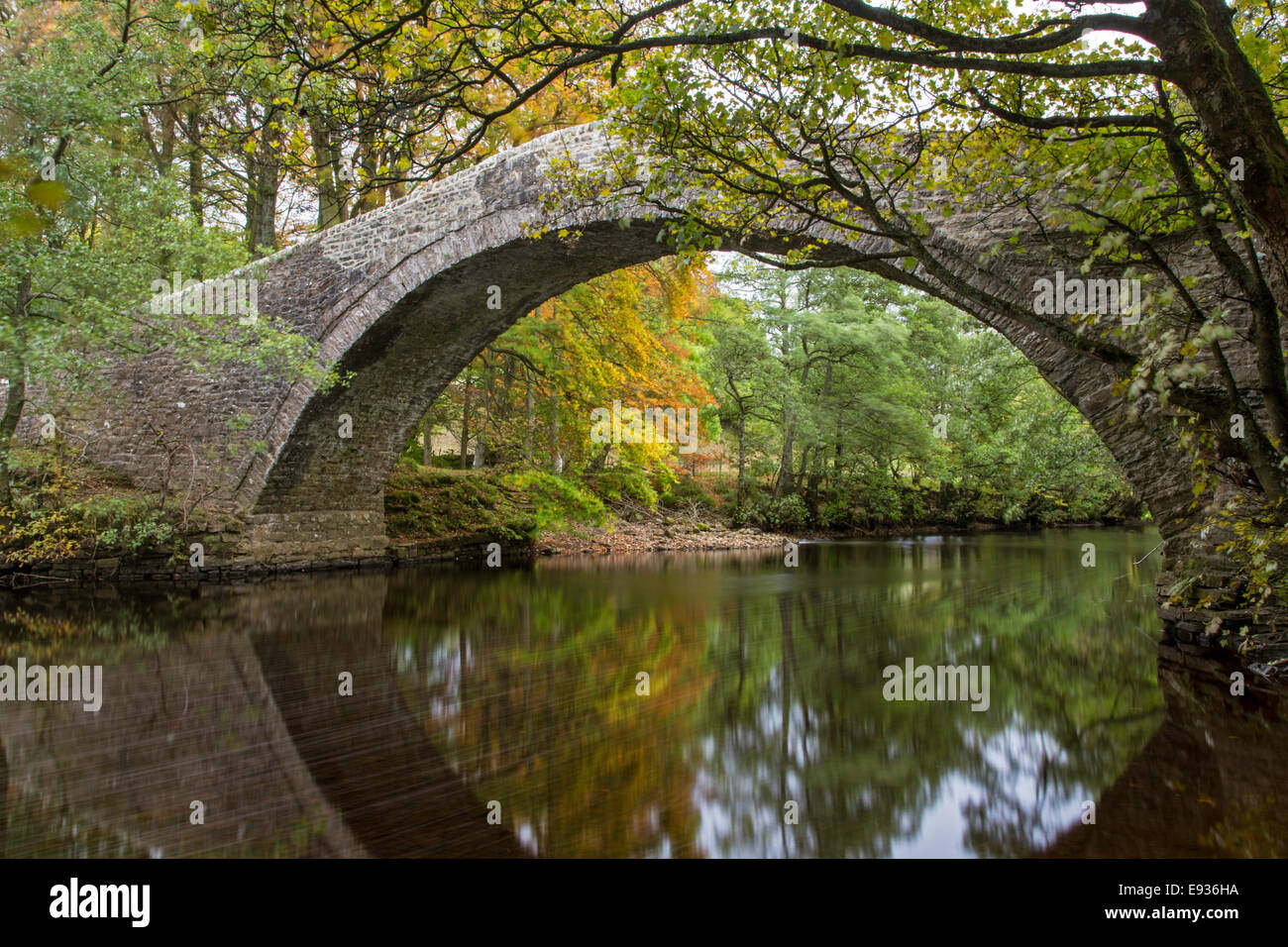 Ivelet ponte attraversa il fiume Swale vicino Ivelet, Yorkshire Dales National Park, North Yorkshire, Inghilterra, Regno Unito Foto Stock