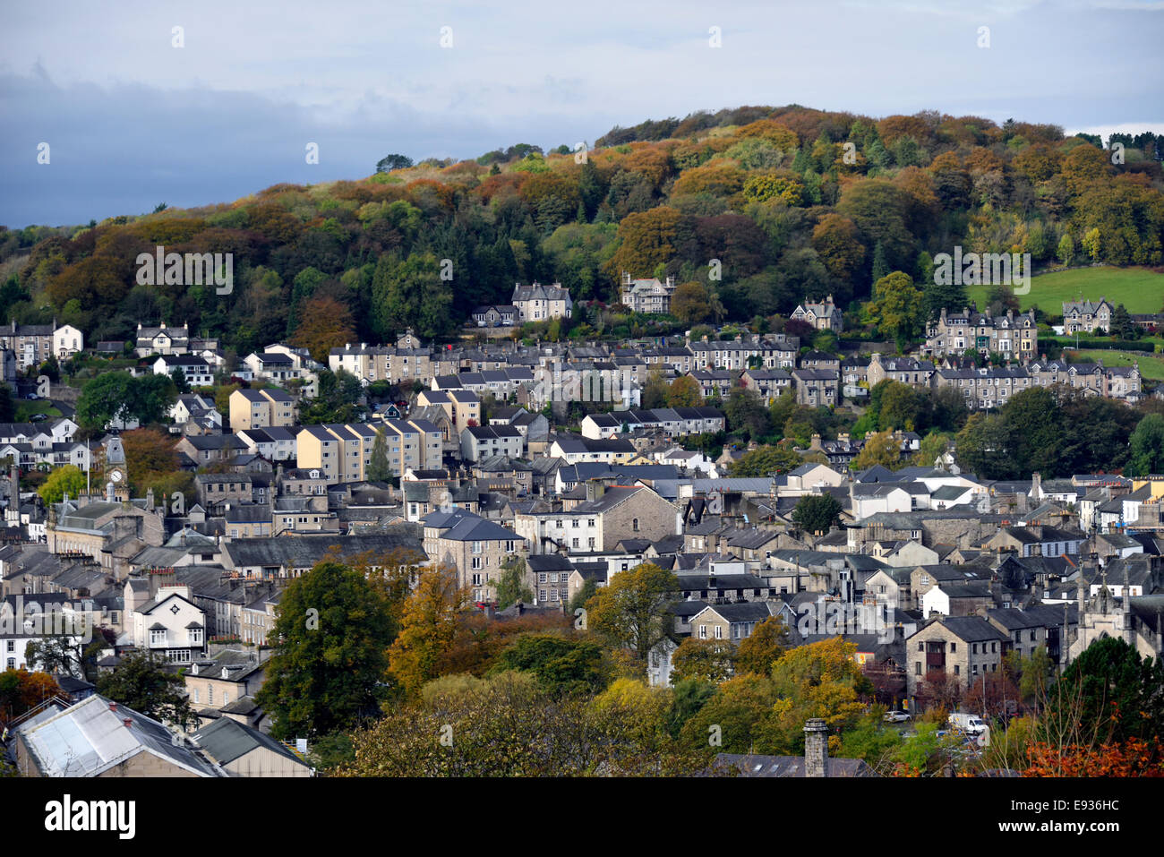 Kendal town e Fellside in autunno. Kendal, Cumbria, England, Regno Unito, Europa. Foto Stock