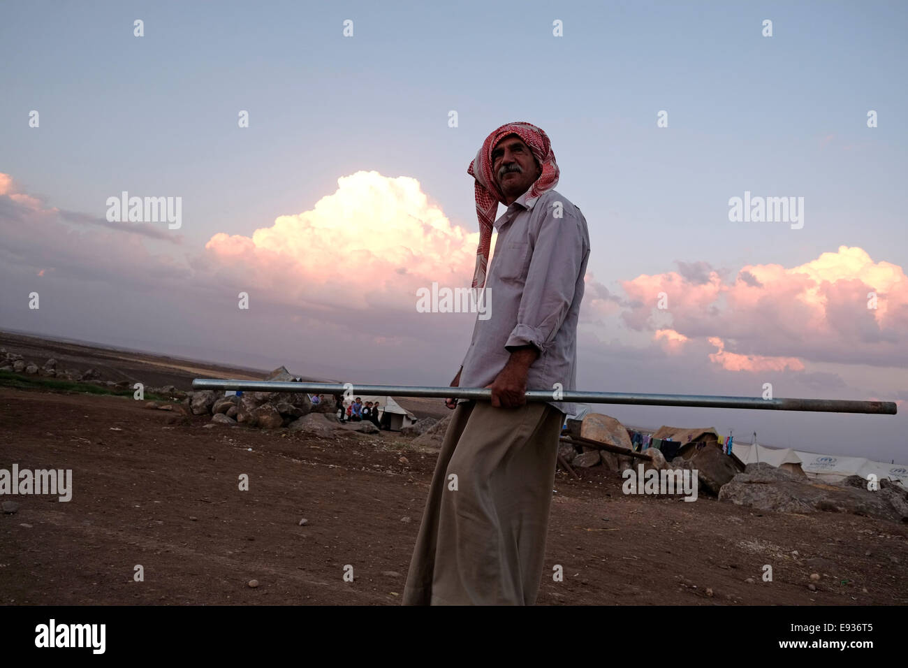 Un uomo Yazidi in Nawroz Refugee Camp che è stata inizialmente istituita per shelter Aramei spostato dall'attuale siria guerra civile poi occupata dagli sfollati dalla minoranza setta Yazidi, che fuggono dalla violenza nella città irachena di Sinjar situato vicino alla città di al-Malikyah in Rojava autonoma curda, regione nord-orientale della Siria. Foto Stock