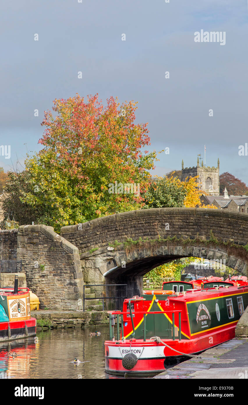 Narrowboats ormeggiato sul Leeds e Liverpool Canal, Skipton, North Yorkshire, Inghilterra, Regno Unito Foto Stock