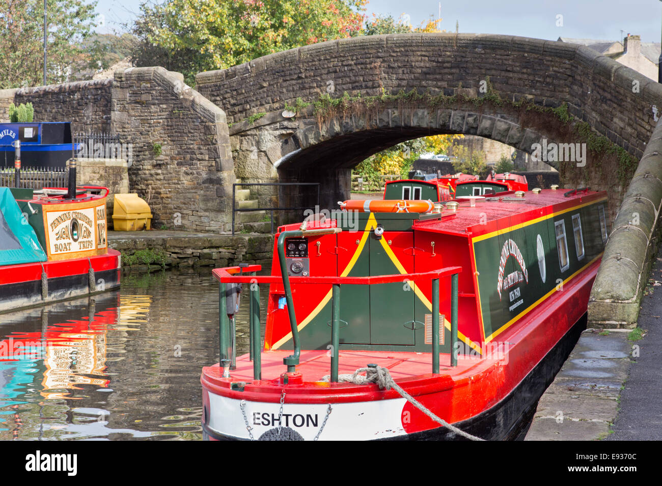 Narrowboats ormeggiato sul Leeds e Liverpool Canal, Skipton, North Yorkshire, Inghilterra, Regno Unito Foto Stock