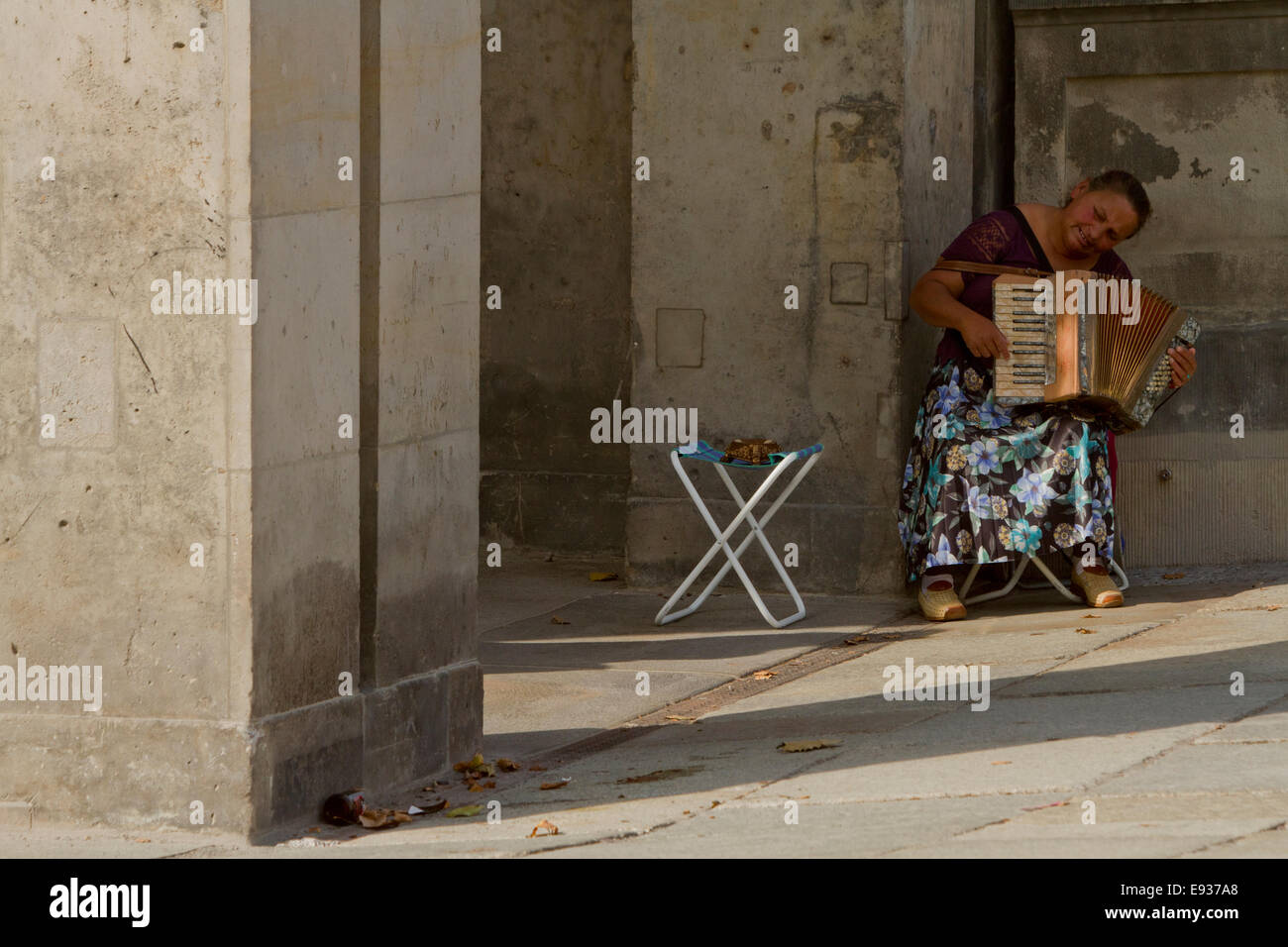 Femmina suonatore ambulante di fisarmonica musicista street gypsy Foto Stock