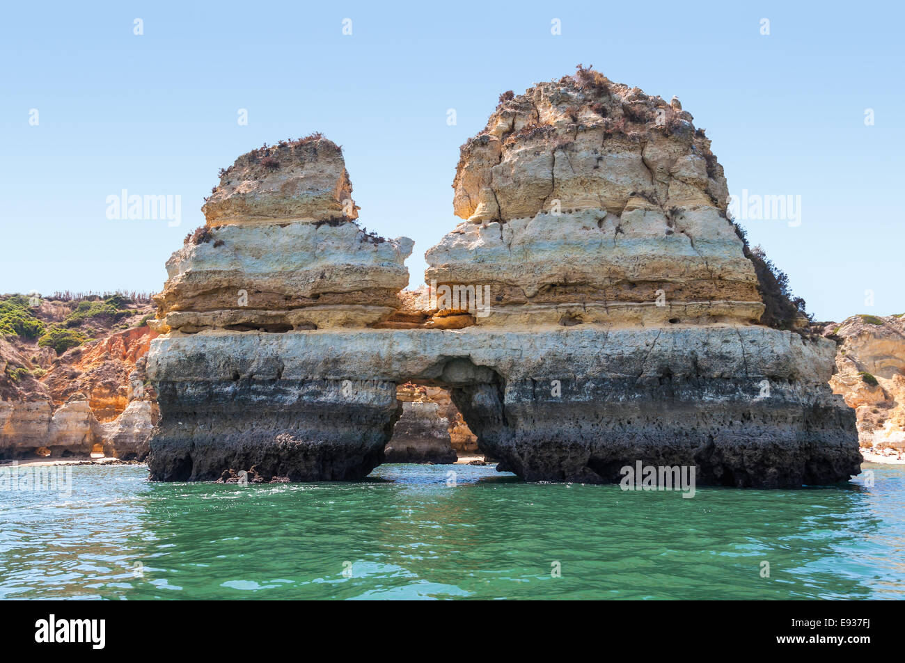 Formazioni di roccia vicino a Lagos in Portogallo visto dall'acqua. Foto Stock