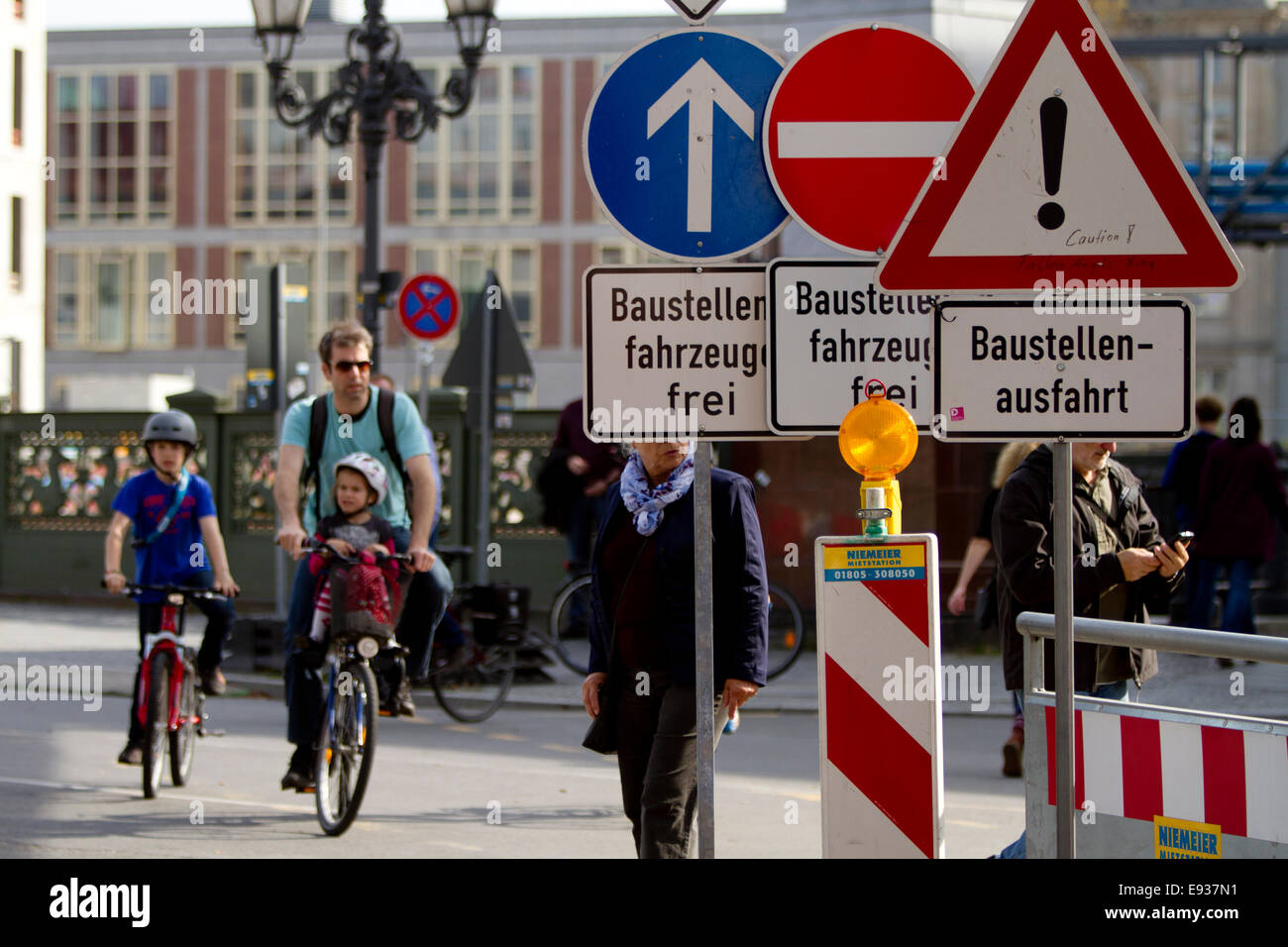 Attenzione Le indicazioni stradali street famiglia di Berlino in Bicicletta Foto Stock