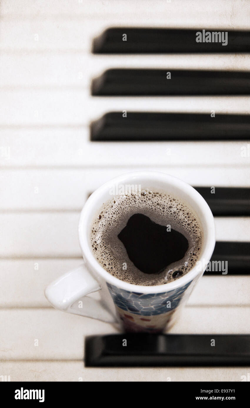 Le opere in stile della pittura, una tazza di caffè, pianoforte Foto Stock