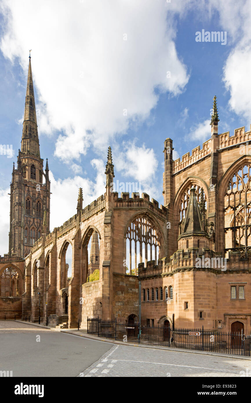 Egli le rovine della vecchia St Michael's Cathedral, Coventry, Warwickshire, Inghilterra, Regno Unito Foto Stock