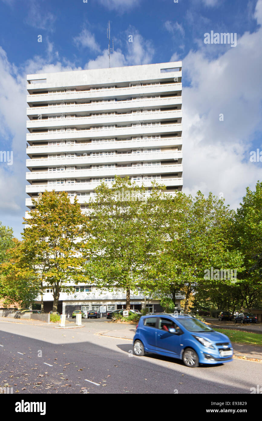 Torre residenziale blocco in Coventry city centre, Warwickshire, Inghilterra, Regno Unito Foto Stock
