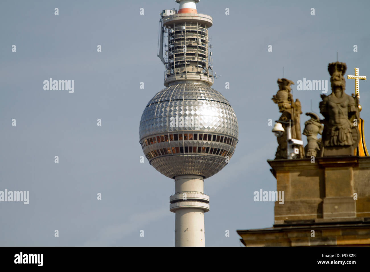 Torre TV di Berlino vecchia nuova vista città Foto Stock