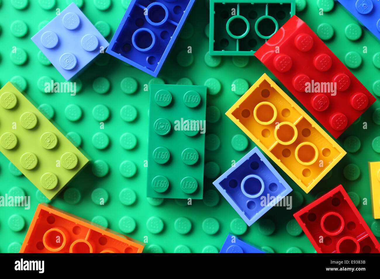 Tambov, Federazione Russa - Giugno 22, 2012 Blocchi di LEGO su una piastra di base verde. Foto Stock
