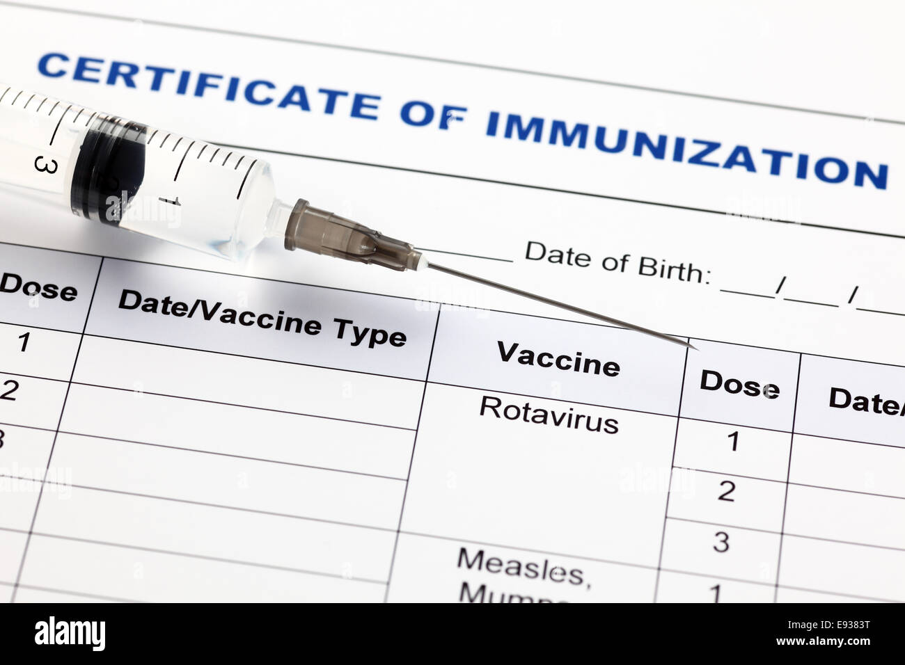 Certificato di immunizzazione e la siringa. Foto Stock