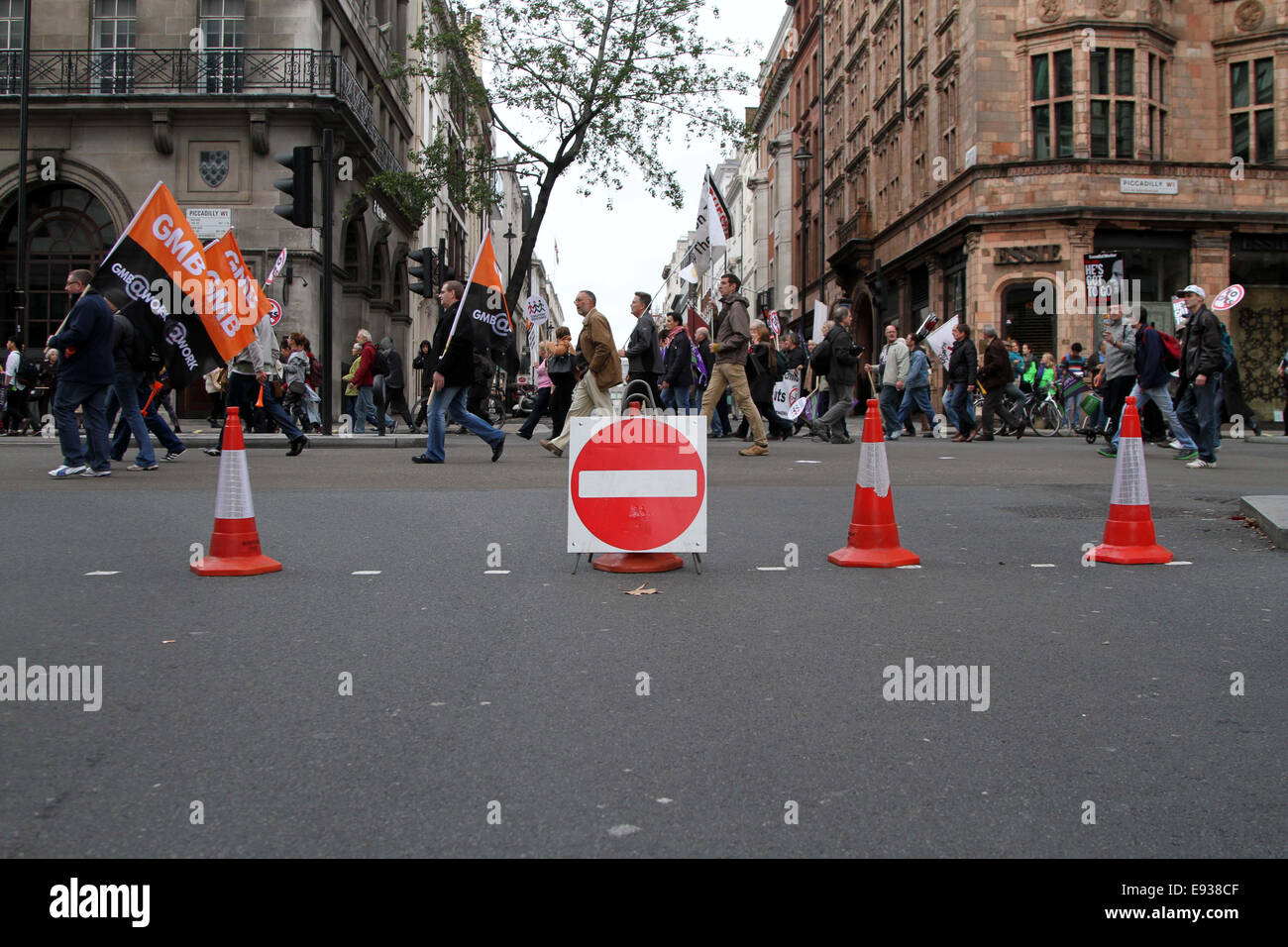 Traffico coni bloccare una strada laterale per lasciare un TUC marzo passano lungo Piccadilly a Londra, Regno Unito Foto Stock