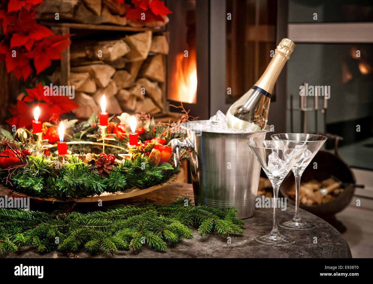 Home festosa decorazione di interni per il Natale e il nuovo anno con una bottiglia di champagne e un caminetto. Foto Stock