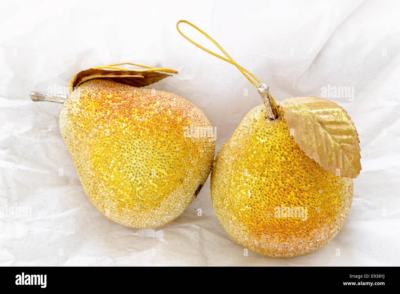Natale pear tree decorazioni su carta velina bianca. Foto Stock