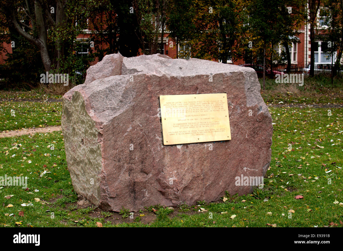 Placca su una roccia a Nelson Mandela Park, Leicester, Regno Unito Foto Stock