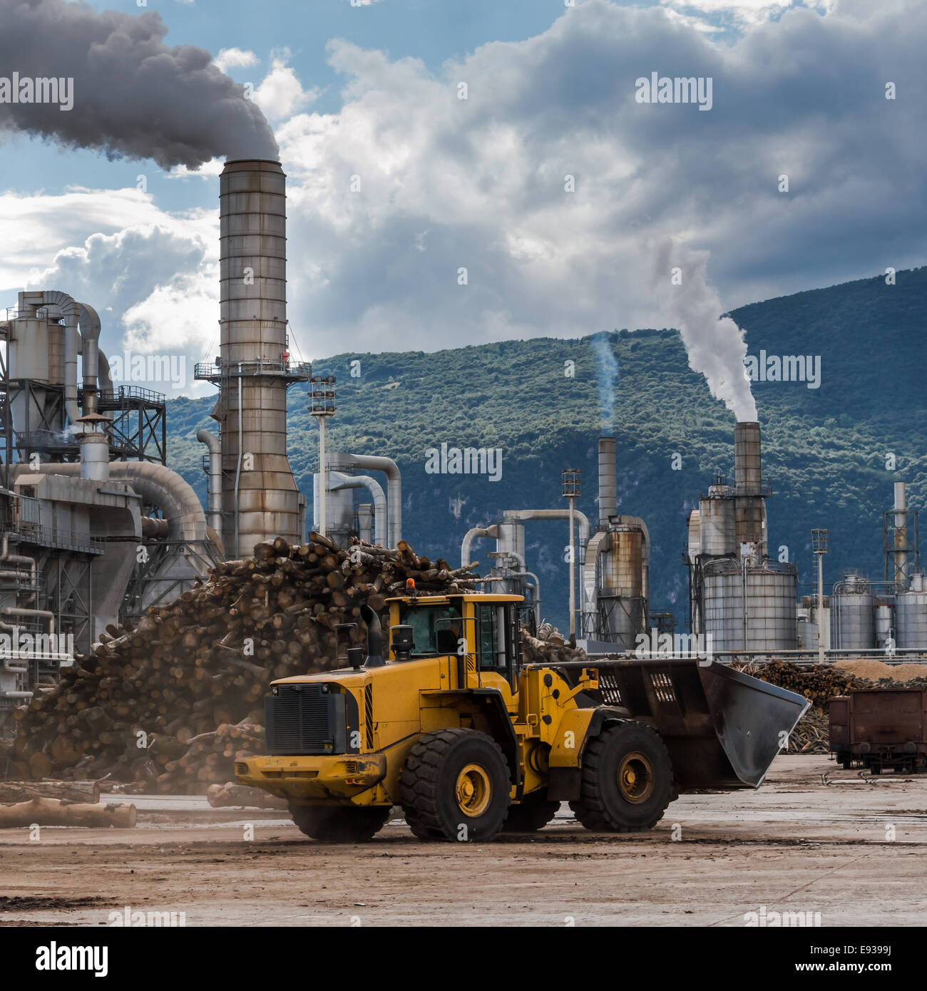 Scena industriale, fumo e nuvole, giorno normale di lavoro Foto Stock