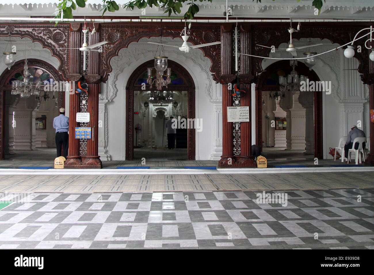 Gli uomini di pregare presso la Jummah Masjid (moschea) in Port Louis, Maurizio Foto Stock