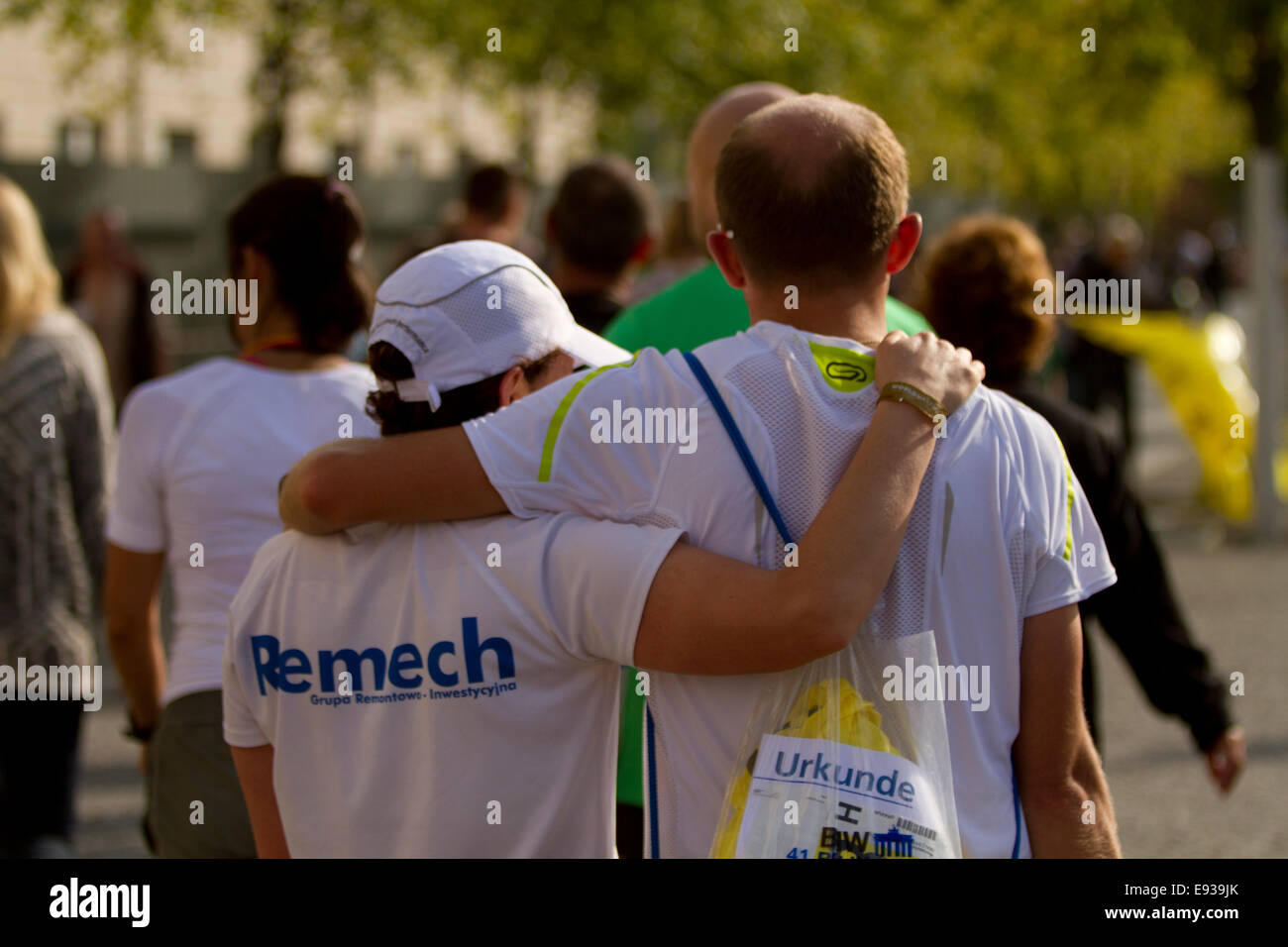 Il maratoneta abbracciando il partner dopo gara Foto Stock