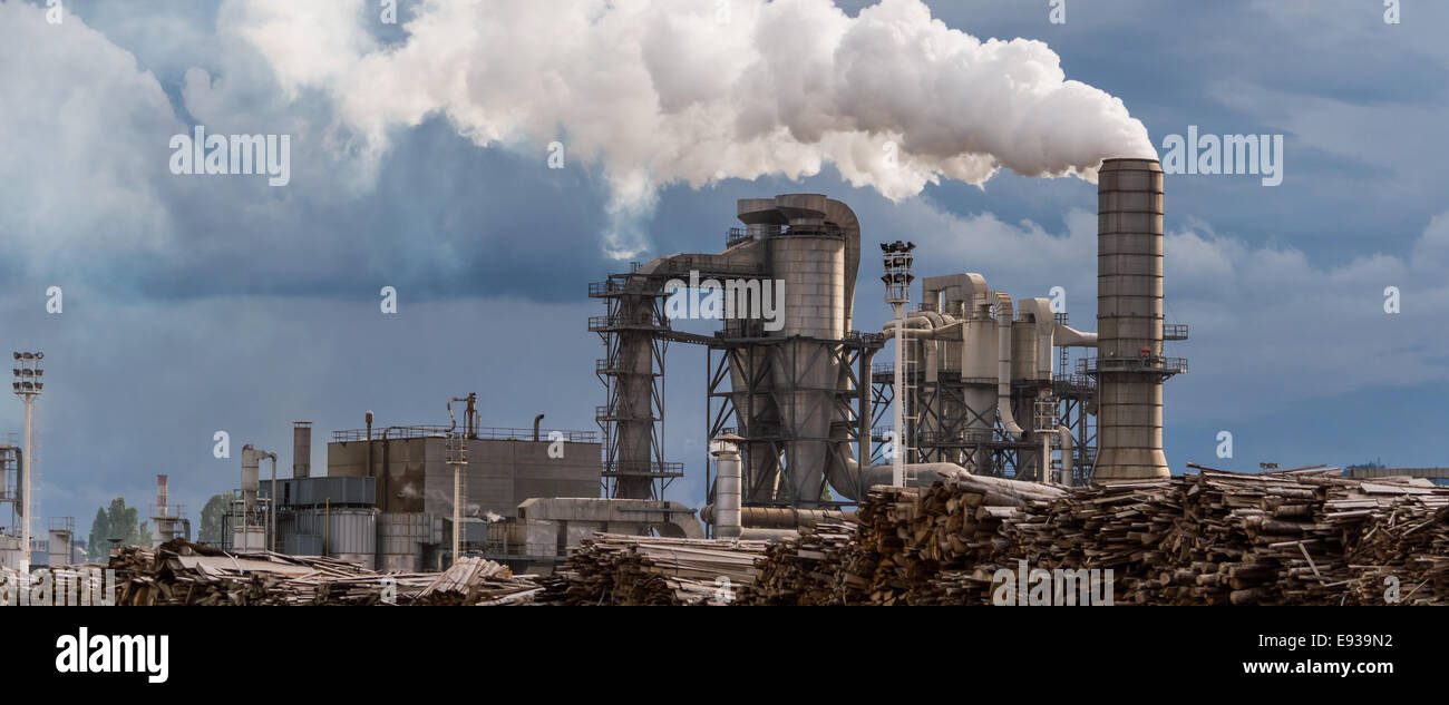 Scena industriale con camini e cielo tempestoso Foto Stock