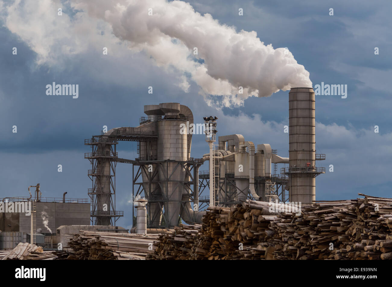 Scena industriale con camini e cielo tempestoso Foto Stock