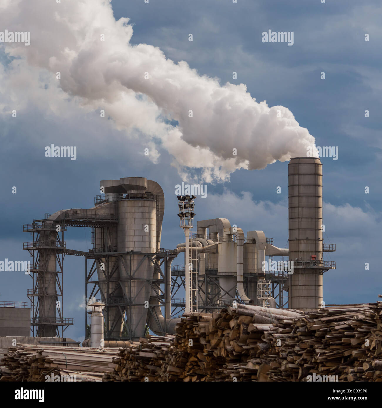 Scena industriale con camini e cielo tempestoso Foto Stock