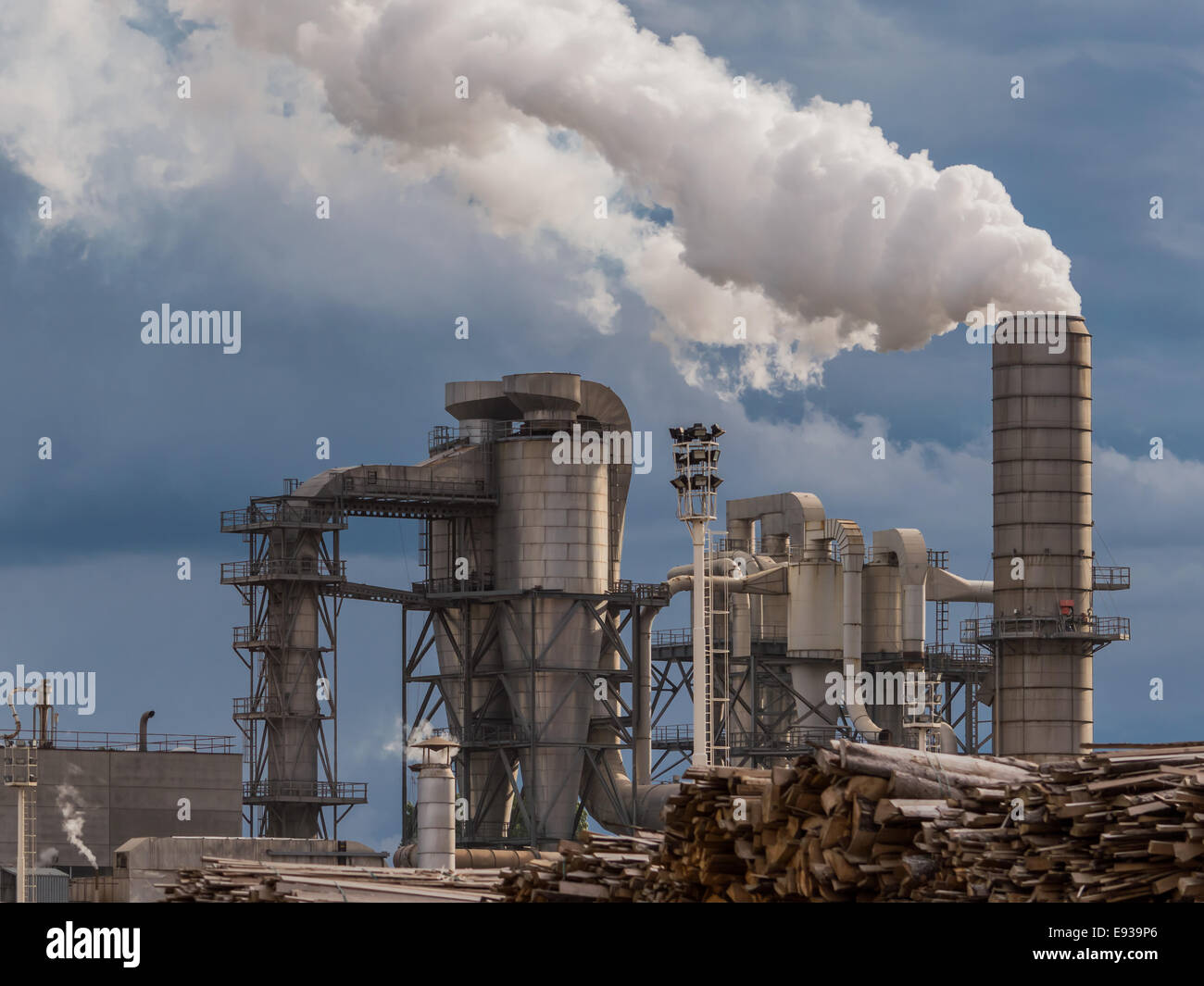 Scena industriale con camini e cielo tempestoso Foto Stock