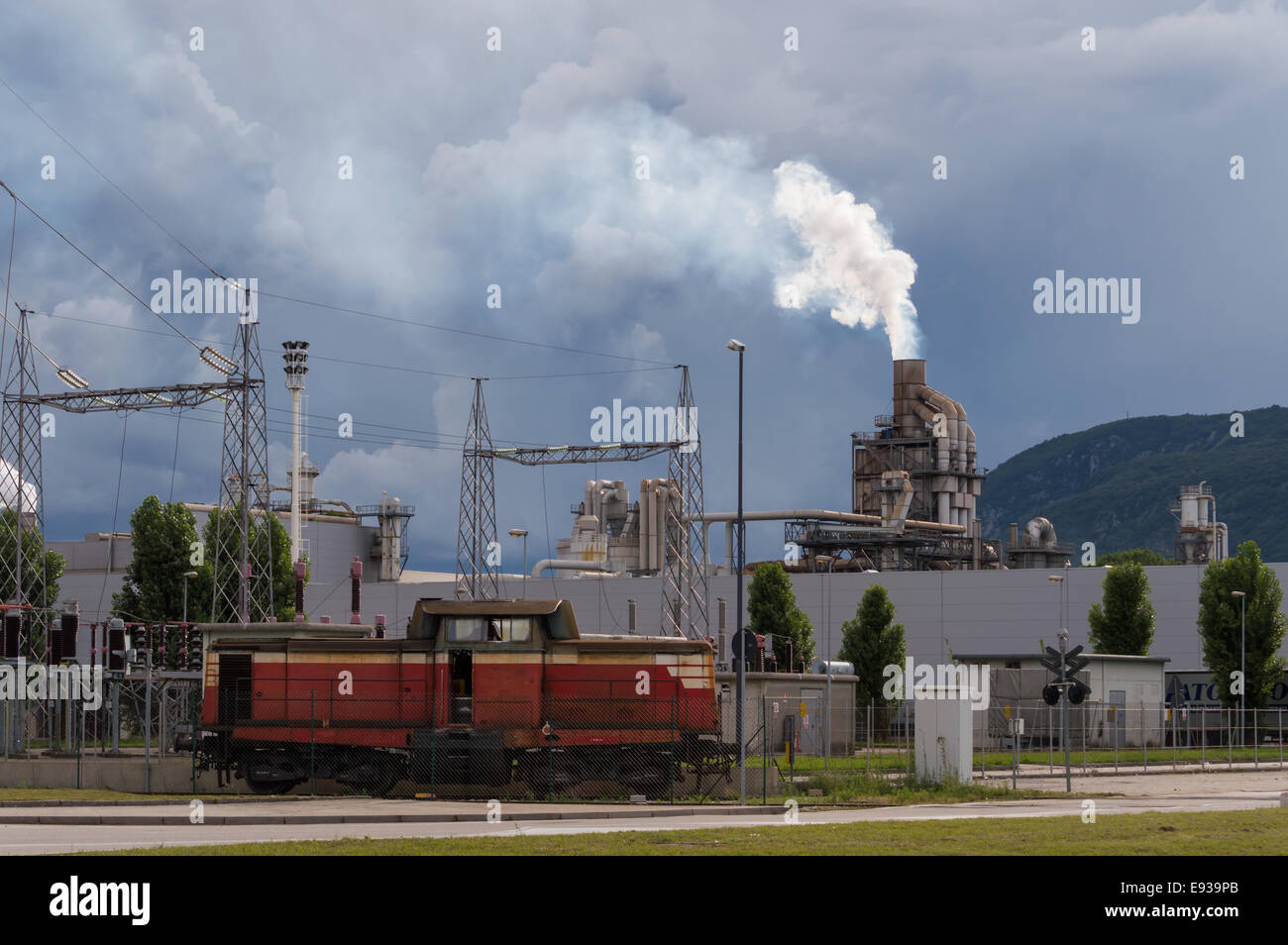 Scena industriale: con il treno e il cielo in tempesta Foto Stock