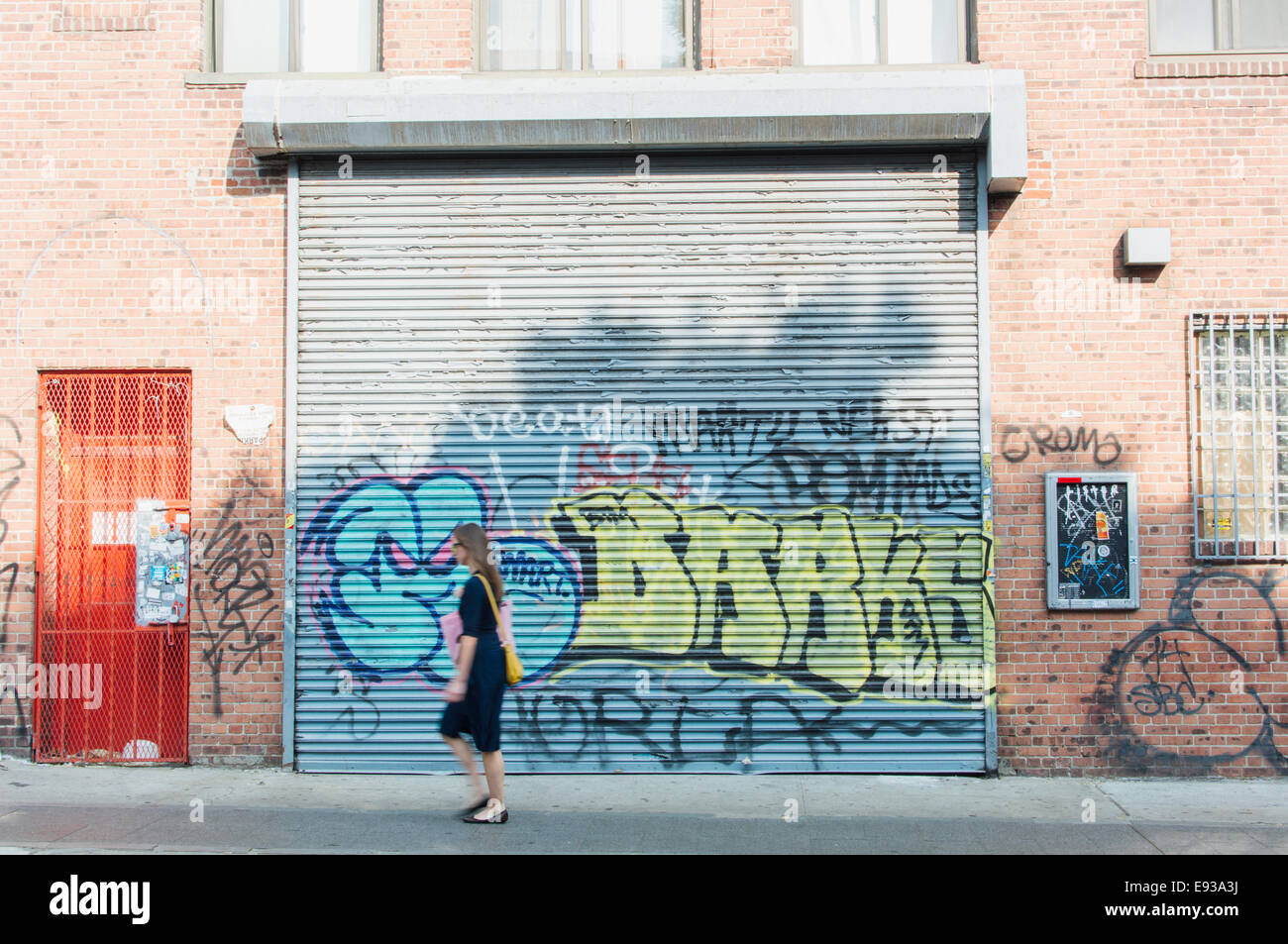 Donna che cammina lungo Bedford Avenue a Williamsburg Brooklyn. La città di New York. Foto Stock