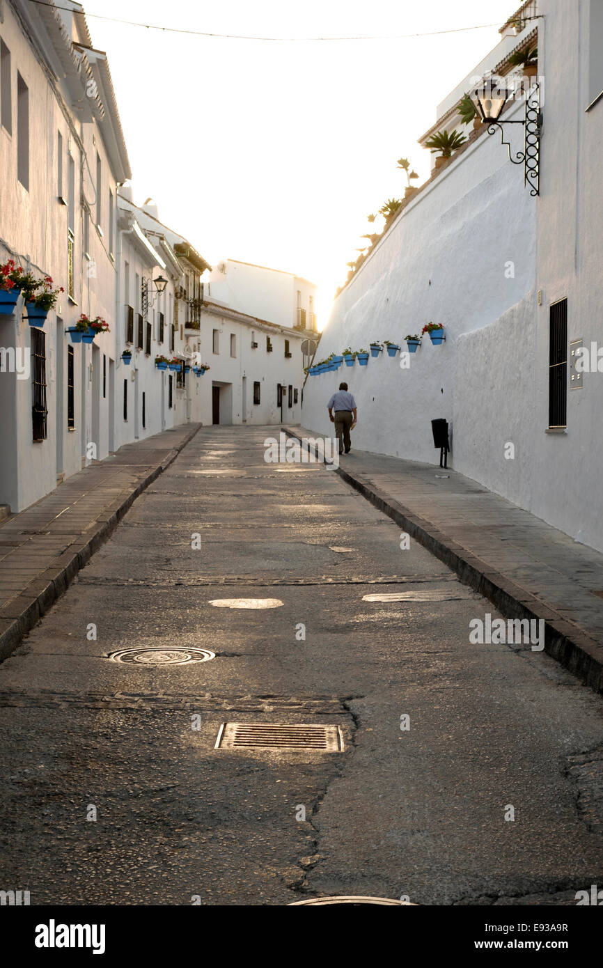 I vecchi spagnolo uomo a camminare il bianco lavato villaggio di Mijas, Andalusia, Spagna Foto Stock