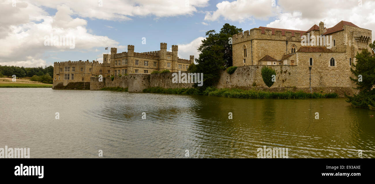 Tutta la vista del lato ovest del castello medievale e il fossato, girato sotto un cielo nuvoloso Foto Stock