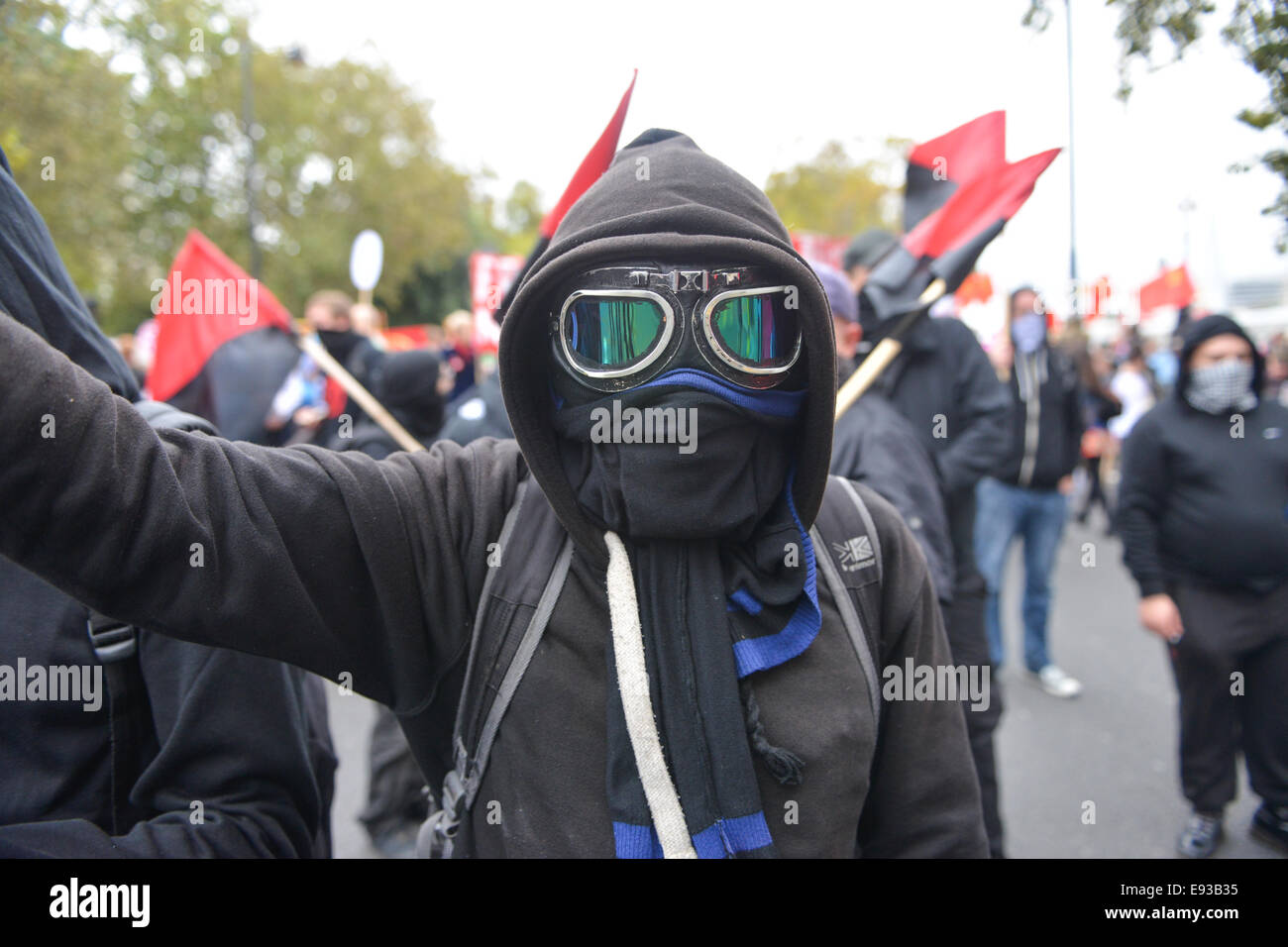Victoria Embankment, Londra, Regno Unito. Il 18 ottobre 2014. Mascherare i membri del Black Bloc azienda banner. I membri di varie Organizzazioni Sindacali portano striscioni sul loro marzo contro i tagli di austerità. Credito: Matteo Chattle/Alamy Live News Foto Stock