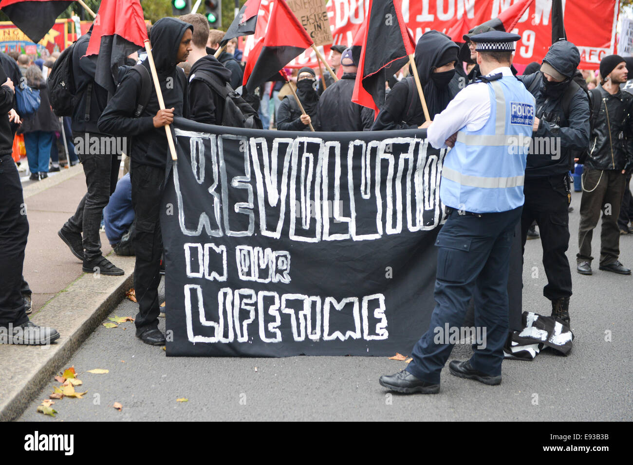 Victoria Embankment, Londra, Regno Unito. Il 18 ottobre 2014. Mascherare i membri del Black Bloc azienda banner. I membri di varie Organizzazioni Sindacali portano striscioni sul loro marzo contro i tagli di austerità. Credito: Matteo Chattle/Alamy Live News Foto Stock