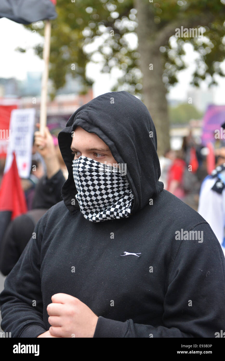 Victoria Embankment, Londra, Regno Unito. Il 18 ottobre 2014. Mascherare i membri del Black Bloc azienda banner. I membri di varie Organizzazioni Sindacali portano striscioni sul loro marzo contro i tagli di austerità. Credito: Matteo Chattle/Alamy Live News Foto Stock